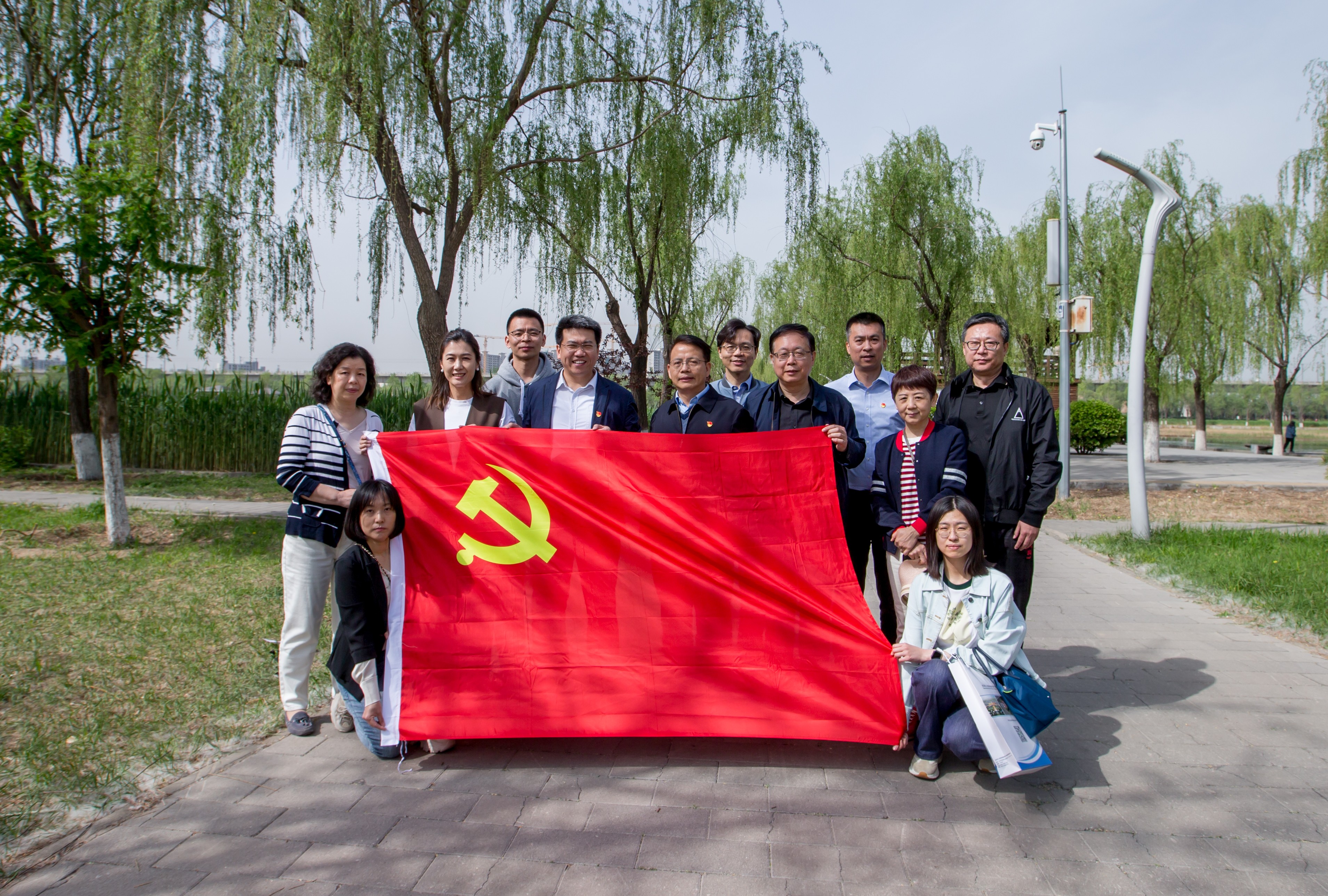 公司總部第三黨支部、北京分公司黨支部與北京市國資委離退休干部處黨支部聯合開展主題黨日活動