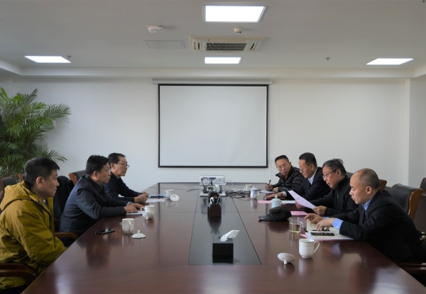 公司領導與大同市水務局局長文曉東會談