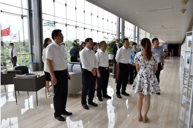 公司主要領導陪同國家開發銀行副行長徐守本一行參觀“幸福河湖 大美永定”主題攝影展