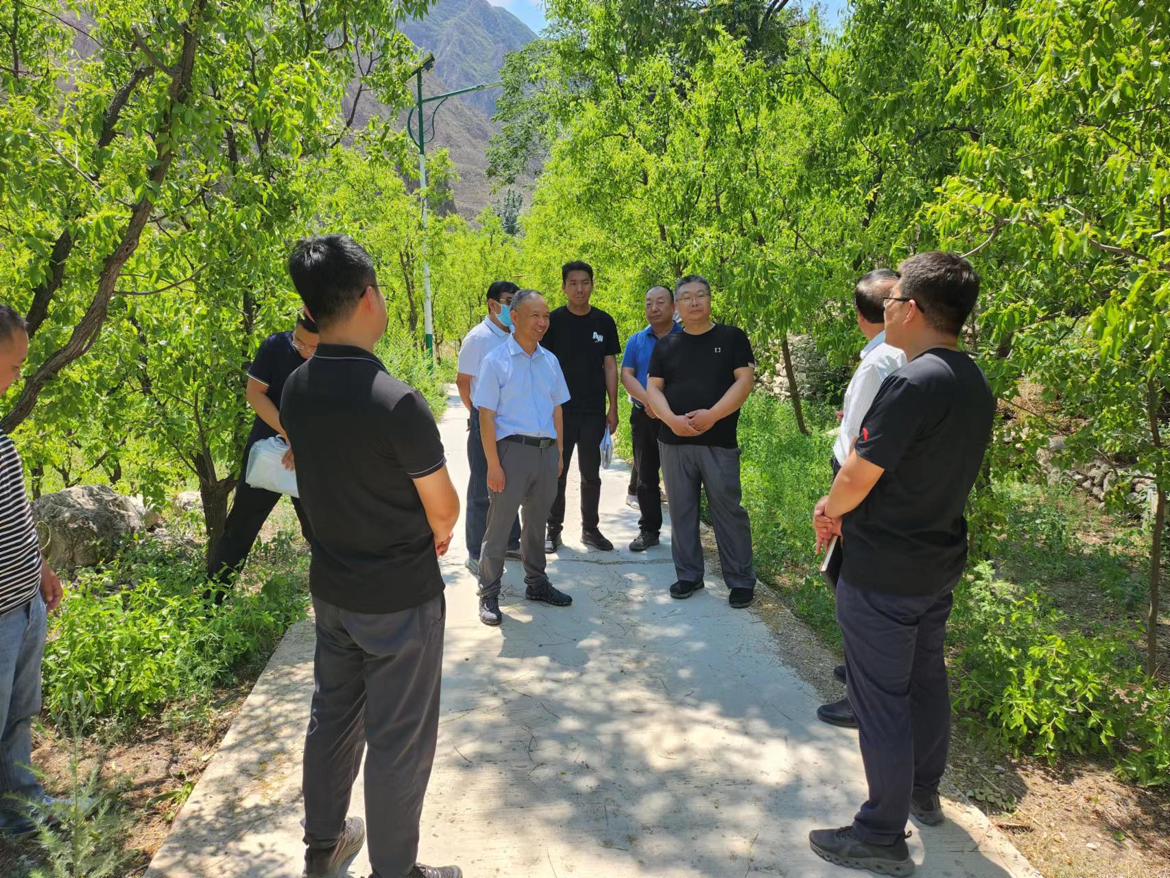 公司主要領導一行赴永定河山峽段調研