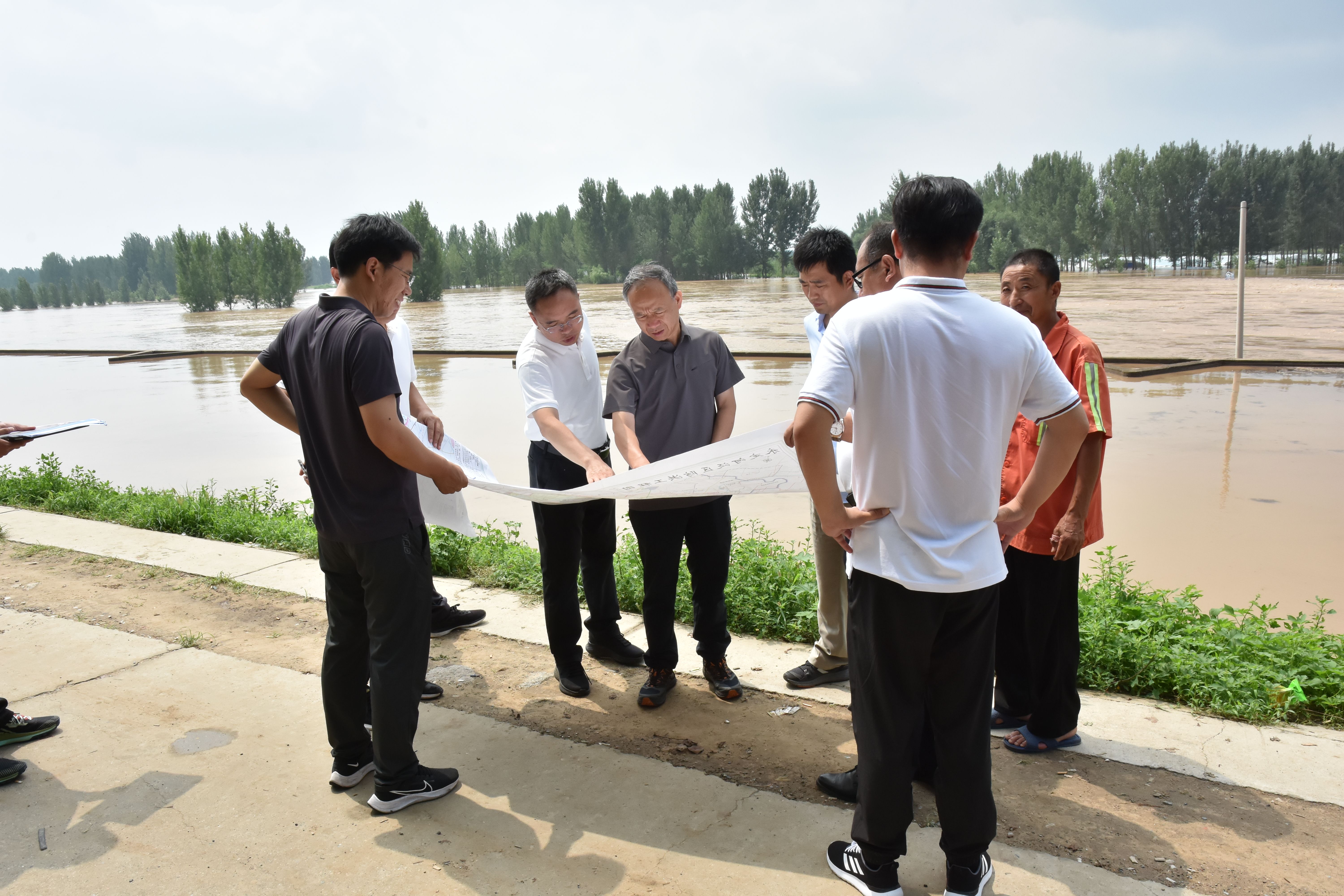 公司主要領導檢查永定河廊坊泛區段防汛工作