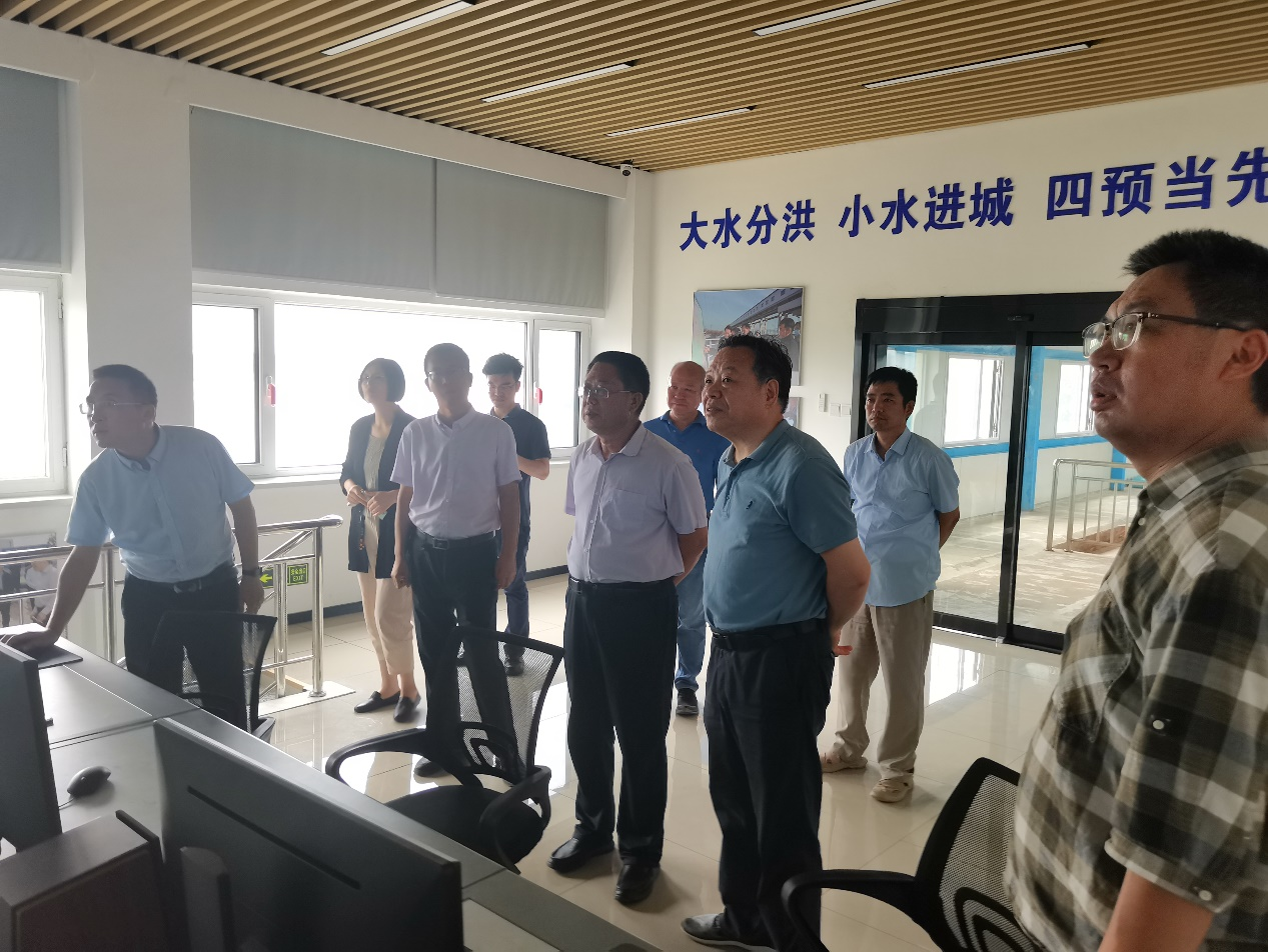 水利部海河水利委員會黨組成員、一級巡視員戶作亮檢查永定河泛區段防洪度汛情況