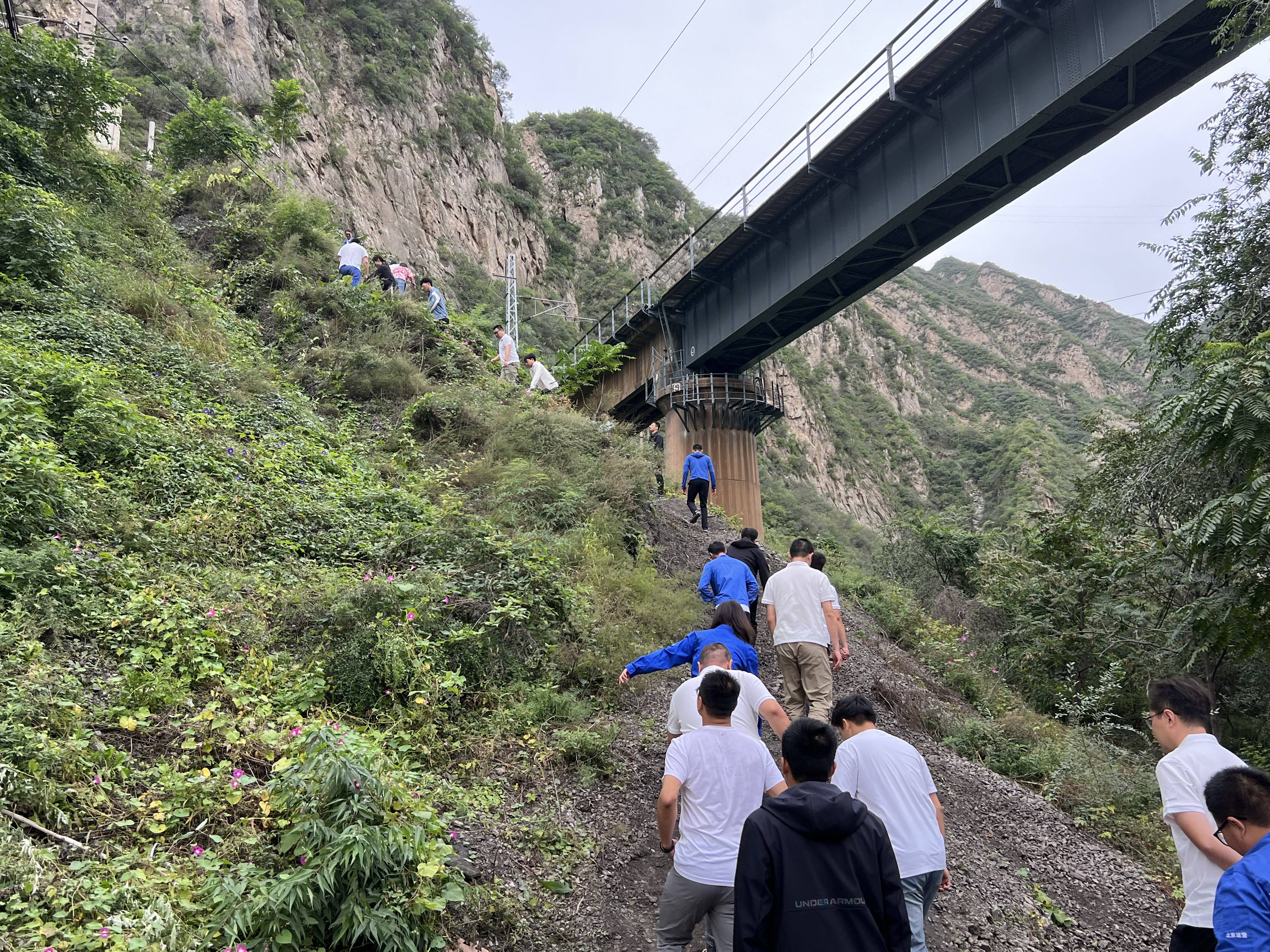 “重走英雄路 厚植永定情”——北京運營公司舉辦徒步挑戰賽