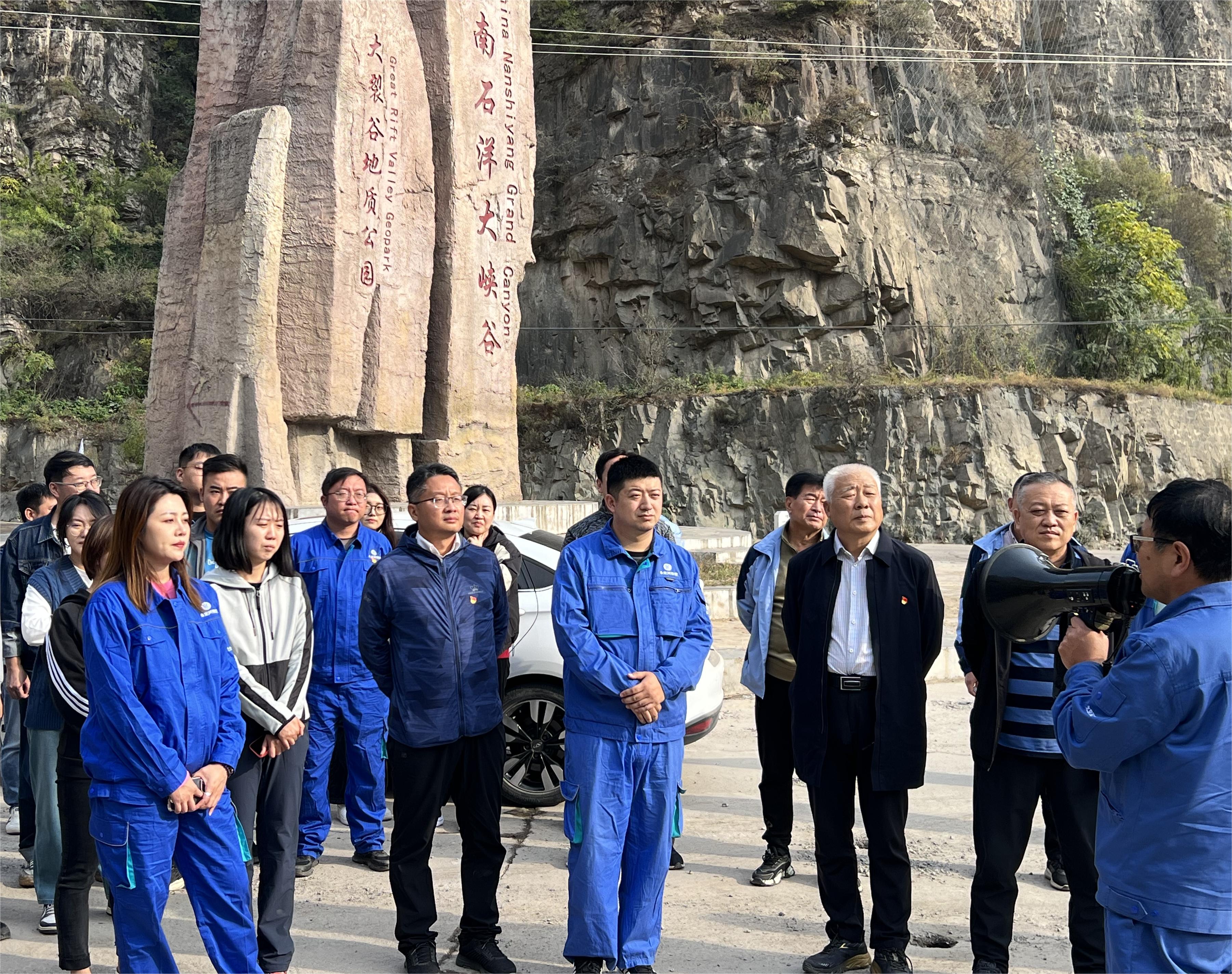 “銘記歷史鼓干勁 團結一心建新功” 北京地區聯合黨支部舉辦徒步走黨日共建活動
