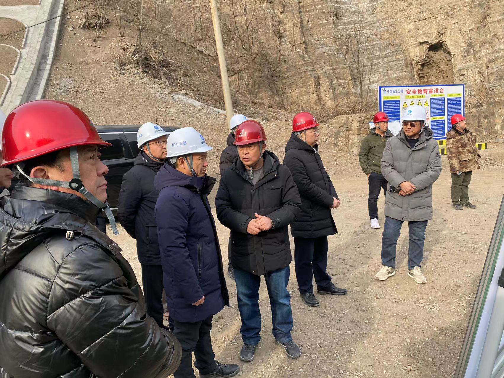 公司主要領導檢查永定河北京段在建項目并慰問一線建設者