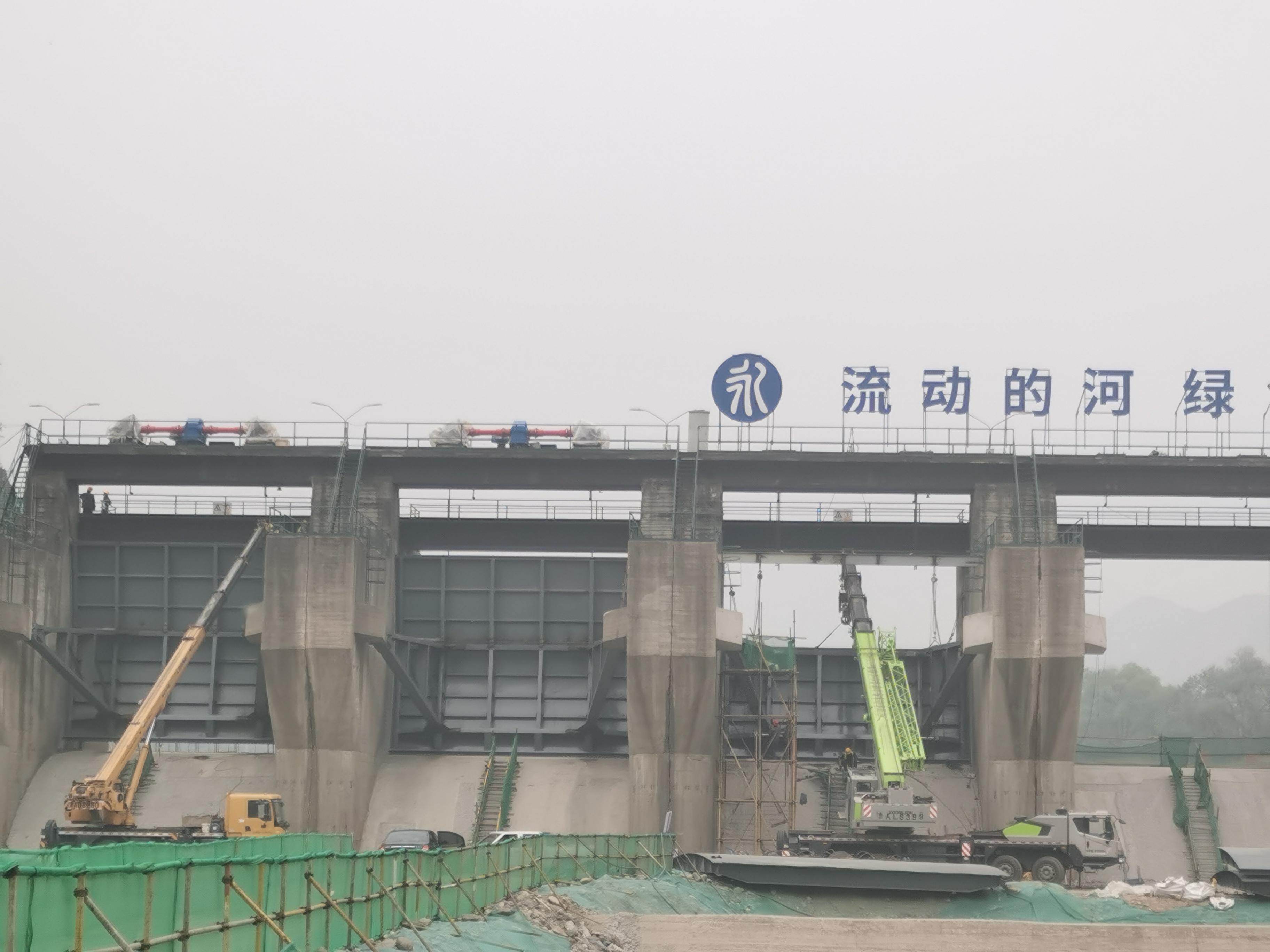 永定河落坡嶺水庫水毀修復工程溢洪道12孔閘門全部安裝完畢