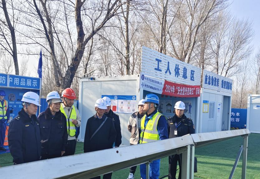 北京水務執法大隊檢查官廳水庫清淤試點工程