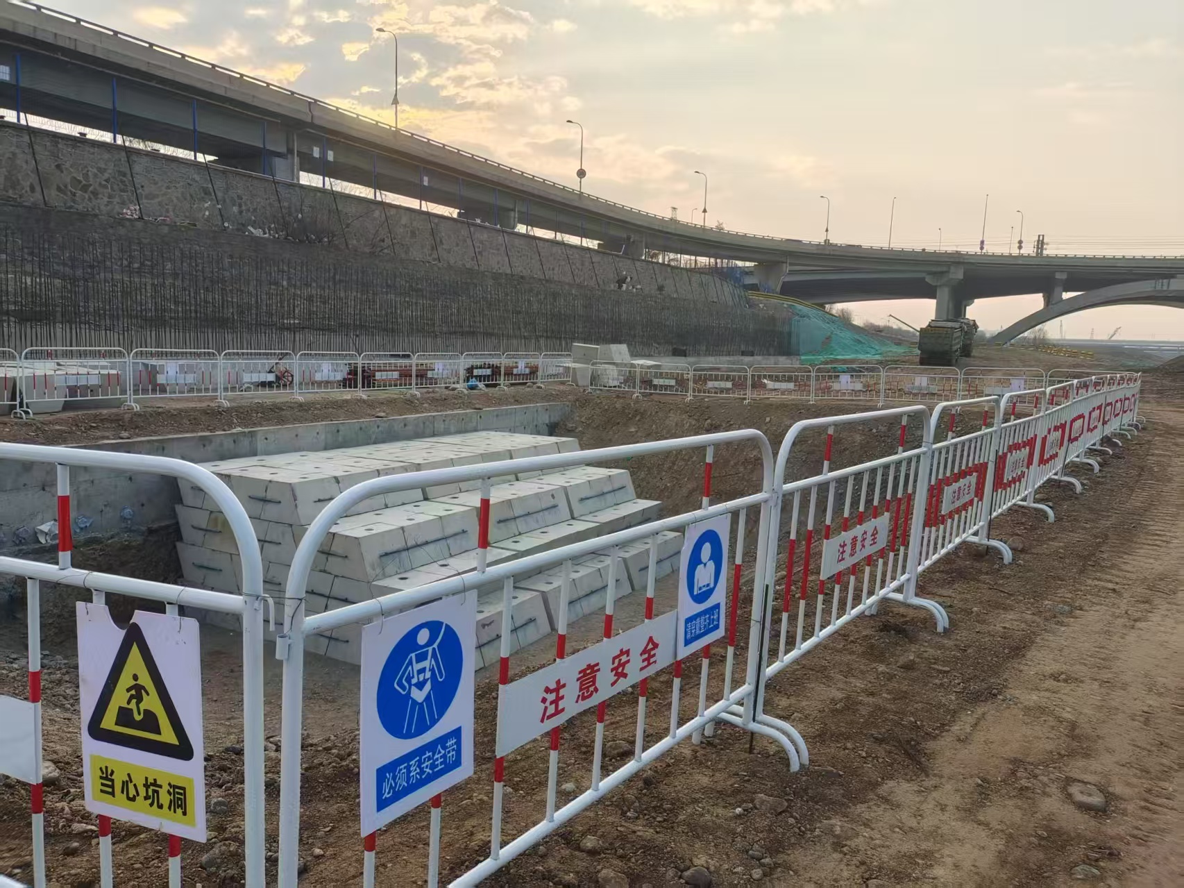 奮戰開門紅 | 永定河盧三段綜合提升工程第二標段完成預制混凝土備塌體首件驗收